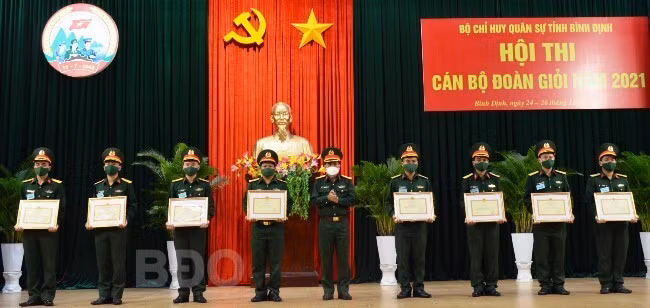 Ban tổ chức trao giải cho các thí sinh. Ảnh: NAM KHÁNH