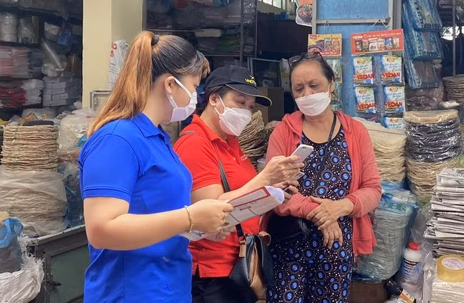 Tổ công nghệ số cộng đồng phường Ngô Mây (TP Quy Nhơn) hướng dẫn tiểu thương chợ Khu 6 cài đặt ứng dụng Bình Định SmartCity, Viettel Money. Ảnh: Tỉnh đoàn Tổ công nghệ số cộng đồng phường Ngô Mây (TP Quy Nhơn) hướng dẫn tiểu thương chợ Khu 6 cài đặt ứng dụng Bình Định SmartCity, Viettel Money. Ảnh: Tỉnh đoàn
