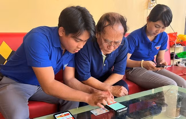 Tuổi trẻ xã Nhơn Phong (TX An Nhơn) hỗ trợ người dân cài đặt ứng dụng định danh điện tử. Ảnh: D.Đ Tuổi trẻ xã Nhơn Phong (TX An Nhơn) hỗ trợ người dân cài đặt ứng dụng định danh điện tử. Ảnh: D.Đ