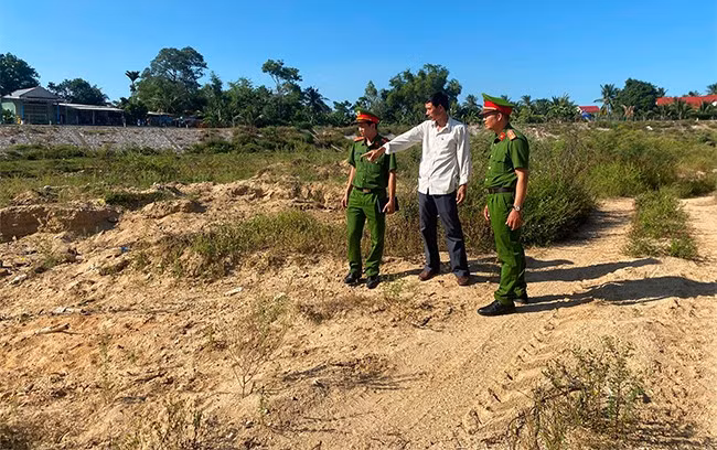 Cán bộ CA xã Cát Hanh (huyện Phù Cát) kiểm tra, ghi nhận ý kiến người dân tại khu vực trước đây thường xảy ra hành vi khai thác cát trái phép. Ảnh: N.C