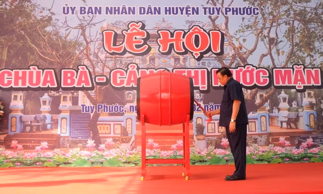 Đồng chí Lê Kim Toàn - Phó Bí thư Thường trực Tỉnh ủy, Trưởng Đoàn ĐBQH tỉnh, đánh trống khai hội. Ảnh: NGỌC NHUẬN