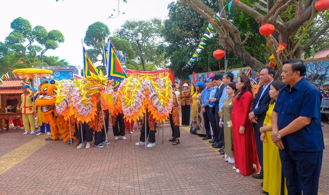 Đồng chí Lê Kim Toàn - Phó Bí thư Thường trực Tỉnh ủy, Trưởng Đoàn ĐBQH tỉnh (bìa phải) cùng đại biểu dự lễ nghinh thần rước sắc. Ảnh: NGỌC NHUẬN