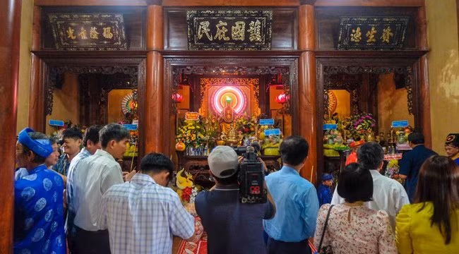 Đại biểu dâng hương tại chùa Bà. Ảnh: NGỌC NHUẬN