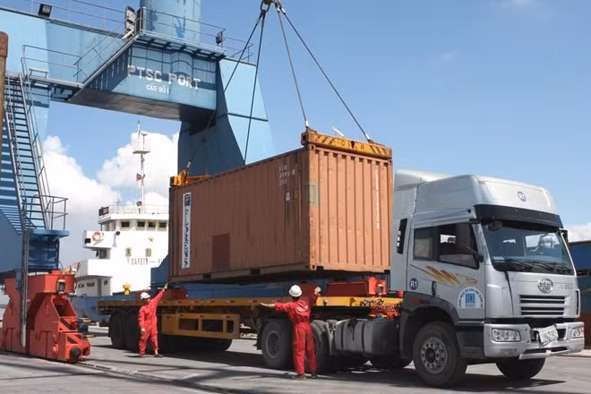 Bốc xếp hàng hóa ở cảng dầu khí Đình Vũ, Hải Phòng. (Ảnh: TTXVN) Bốc xếp hàng hóa ở cảng dầu khí Đình Vũ, Hải Phòng. (Ảnh: TTXVN)