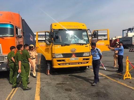 Lực lượng tiến hành kiểm tra hàng chục tài xế ra vào cảng Cát Lái, quận 2. Ảnh: CHÍ THẠCH Lực lượng tiến hành kiểm tra hàng chục tài xế ra vào cảng Cát Lái, quận 2. Ảnh: CHÍ THẠCH