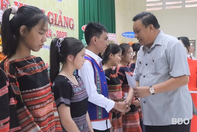 Phó Bí thư Thường trực Tỉnh ủy Lê Kim Toàn trao học bổng cho học sinh trường. Ảnh: HỒ ĐIỂM