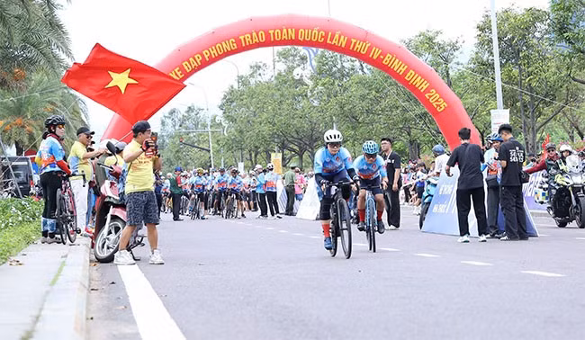 Các cặp đôi tranh tài ở nội dung đua xe đạp cặp đôi vợ chồng tính giờ. Ảnh: H.V Các cặp đôi tranh tài ở nội dung đua xe đạp cặp đôi vợ chồng tính giờ. Ảnh: H.V