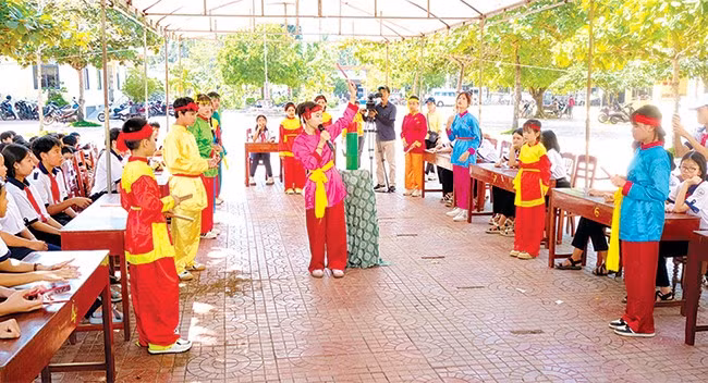 Học sinh là thành viên CLB Em yêu làn điệu dân ca, bài chòi Trường THCS Tam Quan trình diễn hội đánh bài chòi dân gian.