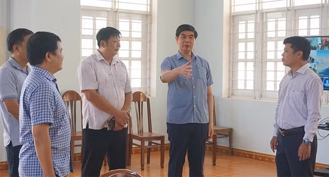 Phó Chủ tịch UBND tỉnh Lâm Hải Giang trao đổi với cán bộ địa phương về tình hình tập huấn, chuyển giao thủ tục hành chính theo phân cấp mới. Ảnh: T.K
