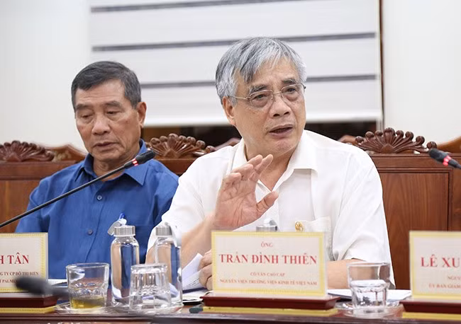 Ông Trần Đình Thiên, nguyên Viện trưởng Viện Kinh tế Việt Nam, tư vấn một số giải pháp nhằm sớm cụ thể hóa dự án nói trên. Ảnh: T.SỸ