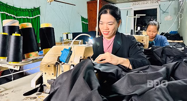 Sau khi được đào nghề may công nghiệp, chị Nguyễn Thị Nguyệt (ở xã An Hòa, huyện An Lão) đã mở xưởng may, làm chủ, tạo việc làm cho nhiều lao động. Ảnh: D.Đ