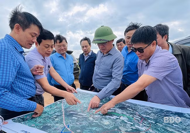 Đoàn công tác khảo sát khu giải phòng mặt bằng tại TX An Nhơn. Ảnh: HẢI YẾN