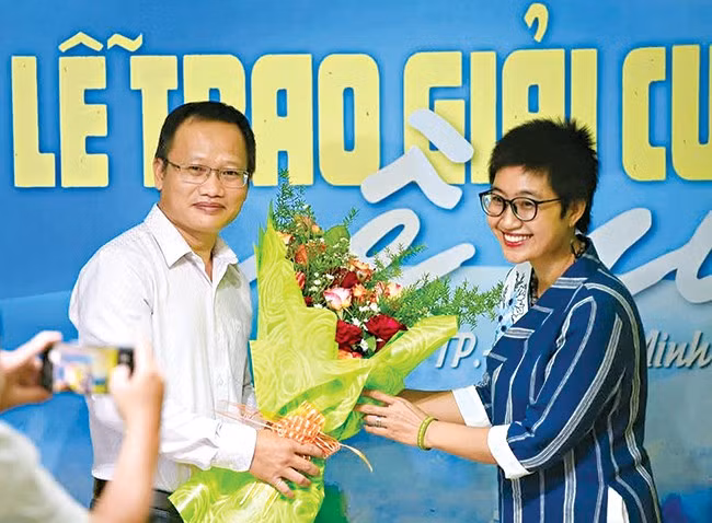 Nhà thơ, nhà báo Trần Lê Sơn Ý (bên phải) với vai trò Ban giám khảo tại cuộc trao giải cuộc thi viết “Về nhà” (do Chi nhánh miền Nam NXB Hội Nhà văn và trang vanvn.vn tổ chức). Ảnh: NVCC