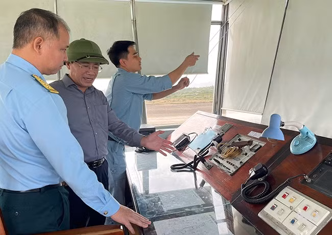Chủ tịch UBND tỉnh Phạm Anh Tuấn kiểm tra tại đài quan sát ở sân bay Phù Cát. Ảnh: HẢI YẾN