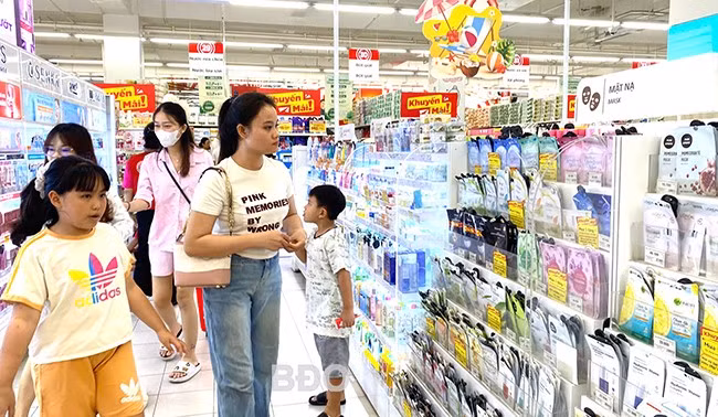 Cần sớm ban hành các văn bản quy phạm pháp luật về quản lý mỹ phẩm để đảm bảo thống nhất trong quản lý mỹ phẩm. - Trong ảnh: Người tiêu dùng chọn mua sản phẩm mỹ phẩm tại cơ sở kinh doanh tại TP Quy Nhơn. Ảnh: M.H