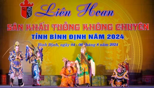 Những đợt liên hoan hát bội là dịp để nghệ nhân giao lưu, chung tay bảo tồn di sản. Ảnh: NGỌC NHUẬN