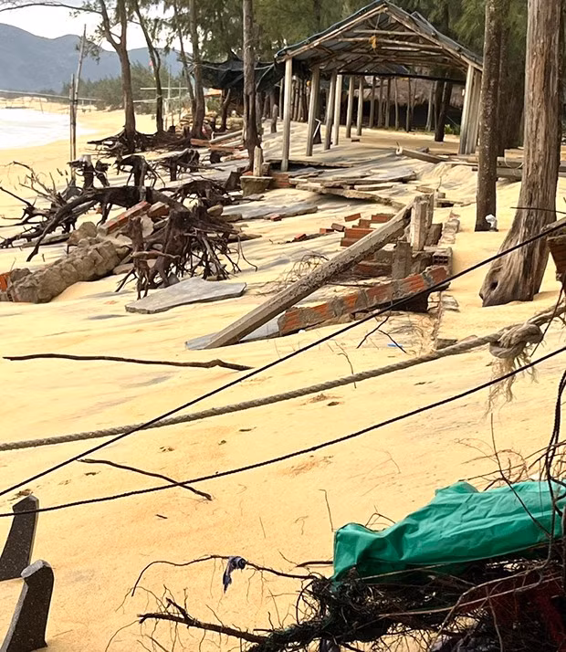 Triều cường dâng cao đánh sập nhiều hàng quán dọc bờ biển tại khu phố An Quang Đông, thị trấn Cát Khánh (huyện Phù Cát). Triều cường dâng cao đánh sập nhiều hàng quán dọc bờ biển tại khu phố An Quang Đông, thị trấn Cát Khánh (huyện Phù Cát).