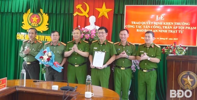 Lãnh đạo CA tỉnh biểu dương, khen thưởng tập thể cán bộ chiến sĩ CA huyện Tuy Phước. Ảnh: Minh Ngọc Lãnh đạo CA tỉnh biểu dương, khen thưởng tập thể cán bộ chiến sĩ CA huyện Tuy Phước. Ảnh: Minh Ngọc