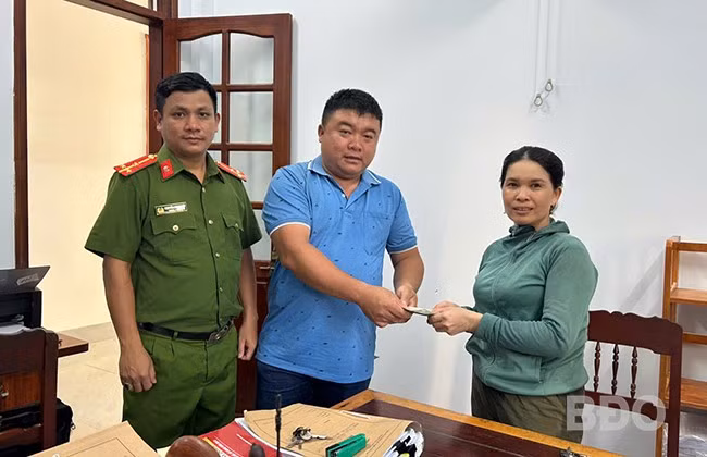 Trao trả lại tài sản cho người dân. Ảnh: ĐVCC