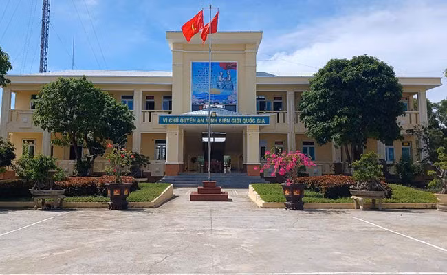 Doanh trại chính quy sáng, xanh, sạch, đẹp của Đồn Biên phòng Cát Khánh. Ảnh: H.P