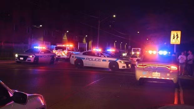 Cảnh sát có mặt tại hiện trường ngay sau khi nhận được thông tin vụ xả súng. Ảnh: CityNews Toronto