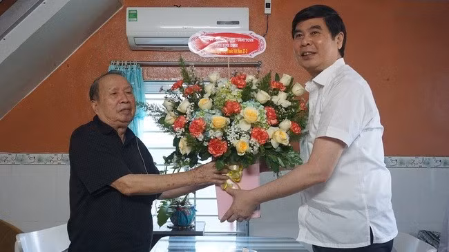 Phó Chủ tịch UBND tỉnh Lâm Hải Giang tặng hoa chúc mừng Thầy thuốc ưu tú Nguyễn Phát Tường. Ảnh: Đ. THẢO