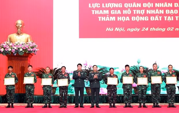 Đại tướng Lương Cường và Thượng tướng Nguyễn Tân Cương trao Bằng khen của Bộ trưởng Bộ Quốc phòng cho các cá nhân. (Ảnh: Trọng Đức/TTXVN)