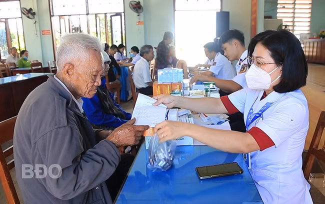Y bác sĩ Hải đoàn 21 phát thuốc cho người dân. Ảnh: Ánh Nguyệt.