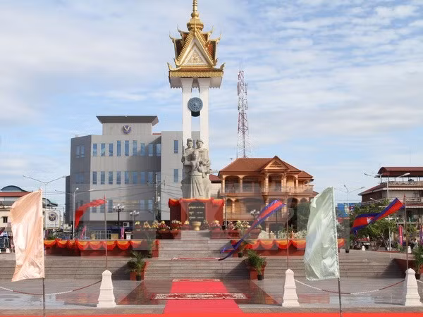 Tượng đài hữu nghị Việt Nam-Campuchia tại tỉnh Kompong Chhnang. (Ảnh: Trần Chí Hùng-Danh Chanh Đa/ TTXVN)