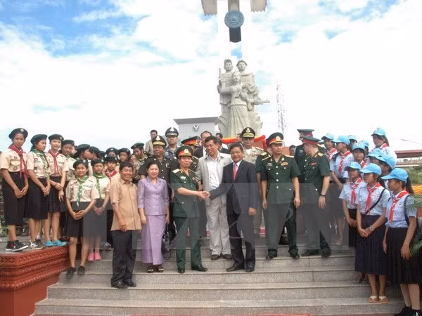 Các đại biểu chụp ảnh lưu niệm. (Ảnh: Trần Chí Hùng-Danh Chanh Đa/TTXVN)