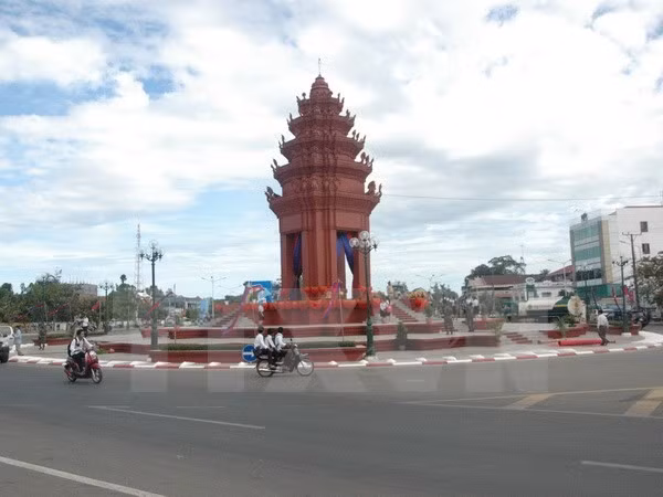 Tượng Đài độc lập tỉnh Kompong Chhnang. (Ảnh: Trần Chí Hùng-Danh Chanh Đa/ TTXVN)