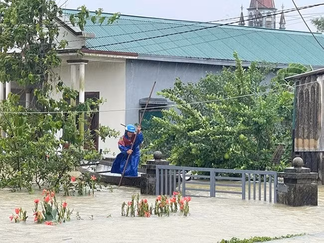 Người dân thôn Hội Điền, xã Hải Phong, huyện Hải Lăng, tỉnh Quảng Trị dùng thuyền đi lại do ngập sâu, chiều 13.6