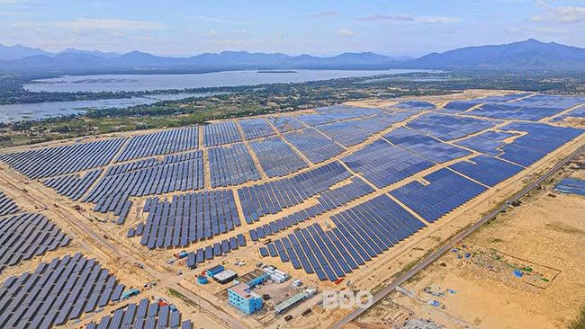 Nhà máy điện mặt trời ở Phù Mỹ của Công ty CP Phát triển tầm nhìn năng lượng sạch. Ảnh: HẢI YẾN Nhà máy điện mặt trời ở Phù Mỹ của Công ty CP Phát triển tầm nhìn năng lượng sạch. Ảnh: HẢI YẾN