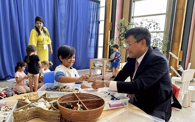 Thứ trưởng Thường trực Bộ Ngoại giao Nguyễn Minh Vũ tham dự sự kiện “Học tập sớm thông qua vui chơi” cùng học sinh Trường UNIS tại New York. Nguồn ảnh: Phạm Huân.