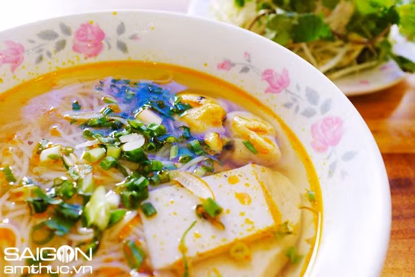 Nước dùng truyền thống được ninh từ nước xương của các loại cá vừa được lóc thịt làm chả cùng với một ít xương heo để tăng thêm vị ngọt của nước dùng