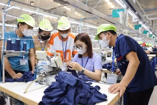 Giải Nobel Kinh tế năm 2024 thuộc về 3 nhà kinh tế học người Mỹ: Daron Acemoglu, Simon Johnson và James A. Robinson, ngày 14.10.2024. (Ảnh: AA/TTXVN) Giải Nobel Kinh tế năm 2024 thuộc về 3 nhà kinh tế học người Mỹ: Daron Acemoglu, Simon Johnson và James A. Robinson, ngày 14.10.2024. (Ảnh: AA/TTXVN)