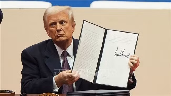 Tổng thống Donald Trump ký một sắc lệnh hành pháp sau lễ tuyên thệ nhậm chức tại Washington, ngày 20.1.2025. Ảnh: AP/TTXVN Tổng thống Donald Trump ký một sắc lệnh hành pháp sau lễ tuyên thệ nhậm chức tại Washington, ngày 20.1.2025. Ảnh: AP/TTXVN