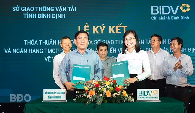 BIDV Bình Định và Sở GTVT ký kết hợp tác thu phí, lệ phí không dùng tiền mặt trong lĩnh vực GTVT. Ảnh: T.SỸ