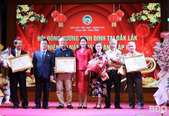 Phó Chủ tịch Thường trực UBND tỉnh Nguyễn Tuấn Thanh và Phó Chủ tịch HĐND tỉnh Huỳnh Thúy Vân (thứ 2 và thứ 4 từ trái qua) trao tặng Bằng khen của Chủ tịch UBND tỉnh Bình Định cho các tập thể đã có nhiều đóng góp tích cực trong hoạt động Hội đồng hương Bình Định tại Đắk Lắk.