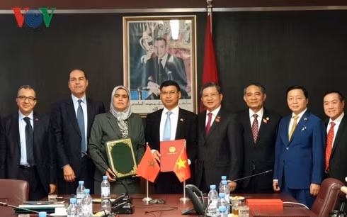 Đại diện TP Đà Nẵng và TP Tangier ký kết biên bản hợp tác.
