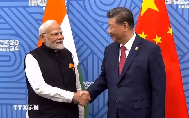 Thủ tướng Ấn Độ Narendra Modi (trái) và Chủ tịch Trung Quốc Tập Cận Bình tại cuộc gặp bên lề Hội nghị cấp cao BRICS ở Kazan, Nga, ngày 23.10.2024. (Ảnh: ANI/TTXVN)