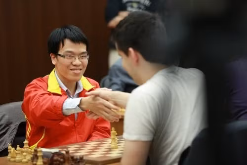 Lê Quang Liêm bắt tay đối thủ sau chiến thắng. Ảnh: FIDE.