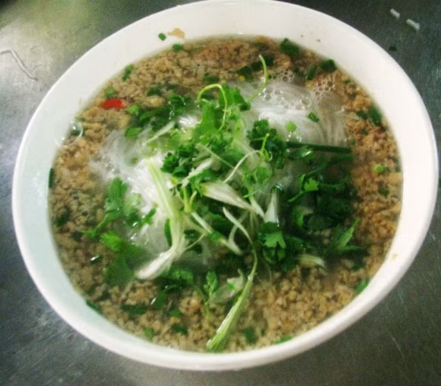 Bún rạm kỳ công hơn, rạm phải giã nhuyễn chắt lấy nước và đun sôi, nêm nếm gia vị.