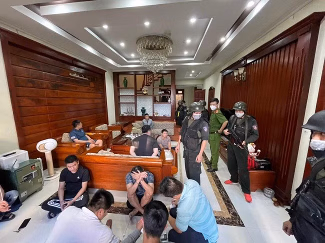 Cục An ninh mạng và Phòng, chống tội phạm công nghệ cao cùng đơn vị phối hợp đồng loạt khám xét nhiều địa điểm liên quan. Ảnh: Công an cung cấp.