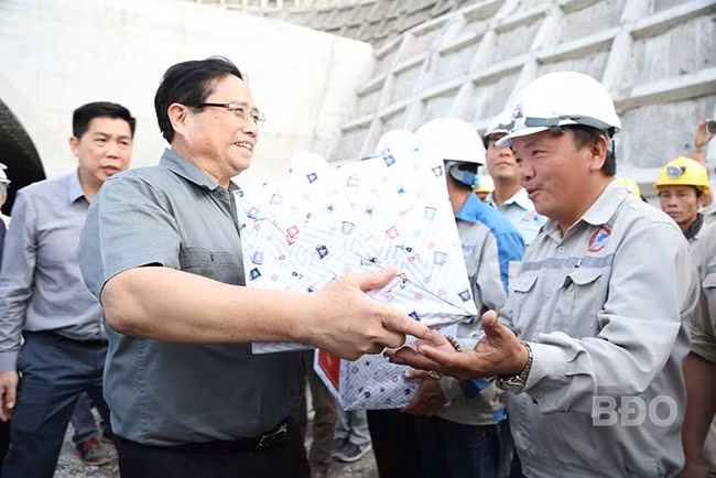 Thủ tướng Chính phủ Phạm Minh Chính thăm hỏi, tặng quà các công nhân đang thi công tuyến hầm qua núi Sơn Triệu (phường Nhơn Hòa, TX An Nhơn) thuộc cao tốc Quy Nhơn - Chí Thạnh. Ảnh: T.SỸ