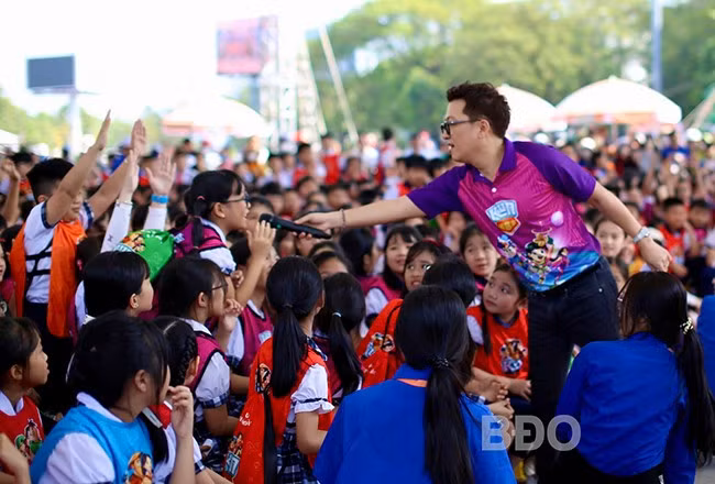 Thiếu nhi giao lưu với nghệ sĩ Trường Giang tại ngày hội. Ảnh: D.L Thiếu nhi giao lưu với nghệ sĩ Trường Giang tại ngày hội. Ảnh: D.L