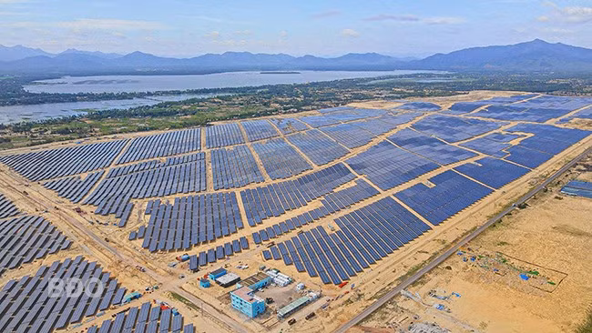 Với những điểm mới từ Nghị định số 58/2025/NĐ-CP, các DN có thêm động lực để đầu tư vào công nghệ tiên tiến nhằm tối ưu hóa việc phát điện và lưu trữ năng lượng. - Trong ảnh: Với tổng công suất 330 MW, Nhà máy điện mặt trời Phù Mỹ (huyện Phù Mỹ) tạo ra sản lượng điện khoảng 520 triệu kWh/năm, có quy mô lớn nhất khu vực miền Trung. Ảnh: HẢI YẾN Với những điểm mới từ Nghị định số 58/2025/NĐ-CP, các DN có thêm động lực để đầu tư vào công nghệ tiên tiến nhằm tối ưu hóa việc phát điện và lưu trữ năng lượng. - Trong ảnh: Với tổng công suất 330 MW, Nhà máy điện mặt trời Phù Mỹ (huyện Phù Mỹ) tạo ra sản lượng điện khoảng 520 triệu kWh/năm, có quy mô lớn nhất khu vực miền Trung. Ảnh: HẢI YẾN