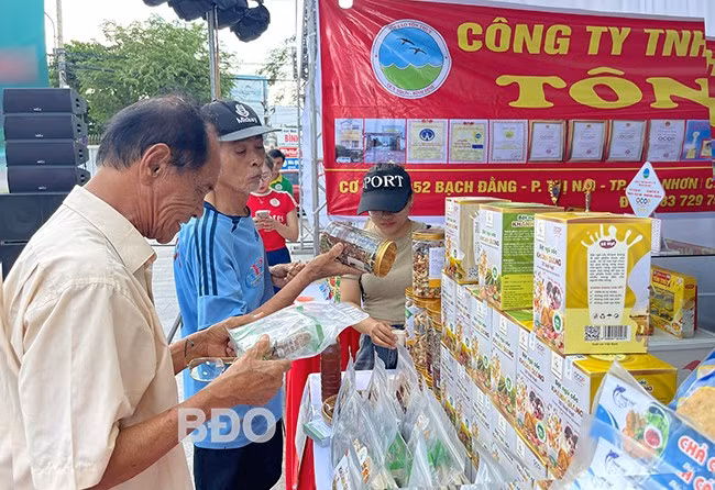 Các sản phẩm OCOP được hỗ trợ quảng bá, giới thiệu để mở rộng thị trường, đến gần hơn với người tiêu dùng. - Trong ảnh: Người dân tham quan, mua sắm tại gian hàng sản phẩm OCOP ở Phiên chợ Nông sản Bình Định lần thứ 2 năm 2024. Ảnh: HẢI YẾN