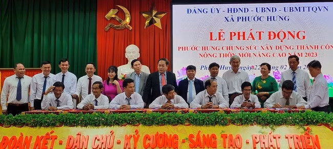 Đại diện lãnh đạo UBND, Ủy ban MTTQ Việt Nam xã Phước Hưng cùng các hội, đoàn thể của xã và ban nhân dân 7 thôn ký kết giao ước thi đua. Ảnh: XUÂN VINH