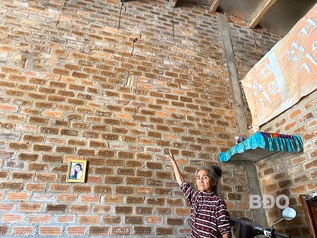 Tường nhà bà Ngô Thị Liêu (khu phố Lại Khánh Tây, phường Hoài Đức) có vết nứt ngày càng lớn. Ảnh: N.C Tường nhà bà Ngô Thị Liêu (khu phố Lại Khánh Tây, phường Hoài Đức) có vết nứt ngày càng lớn. Ảnh: N.C